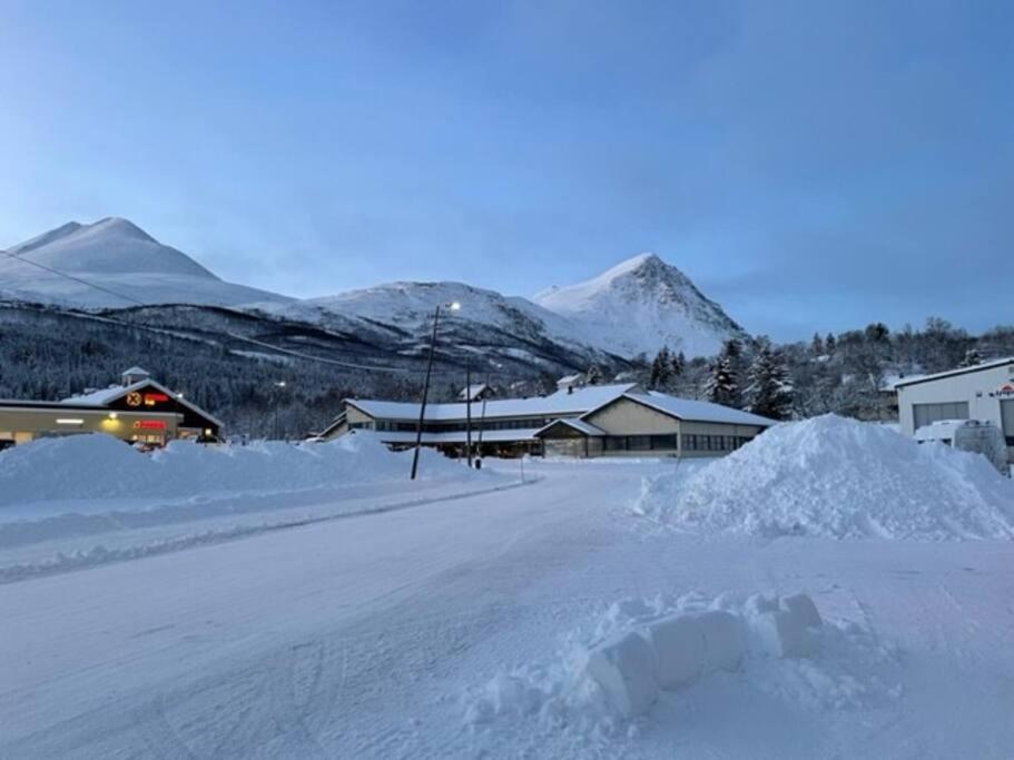 House With Garage In Central Lyngen Lyngseidet Exteriör bild