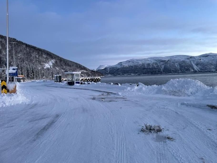 House With Garage In Central Lyngen Lyngseidet Exteriör bild