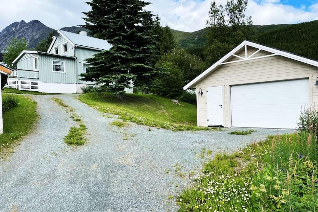 House With Garage In Central Lyngen Lyngseidet Exteriör bild